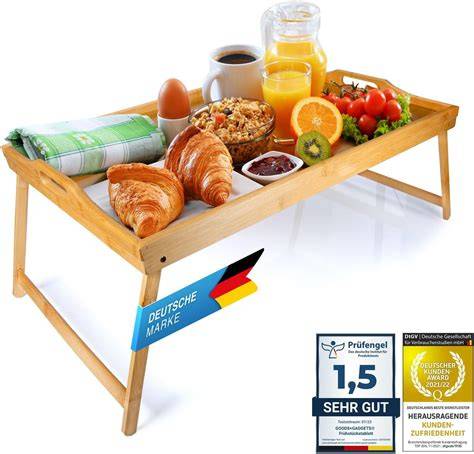 Frühstückstablett mit Croissants ohne Hefe im Bett