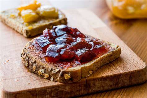 Frühstückstafel mit Croissants und Konfitüren von Christine Ferber