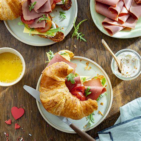 Frühstücksteller mit veganem Croissant und Marmelade