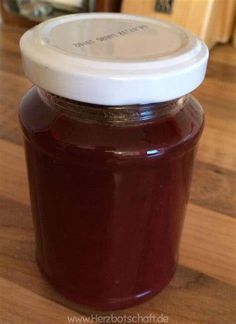 Frühstückstisch: Zwieback, haferflocken und ein kleines Glas marmelade