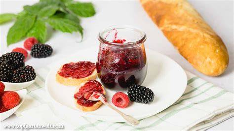 Frühstückstisch mit Brombeer-Kirsch-Marmelade
