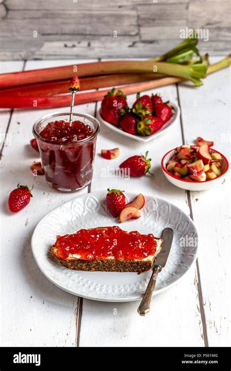 Frühstückstisch mit Brotaufstrich und Marmelade