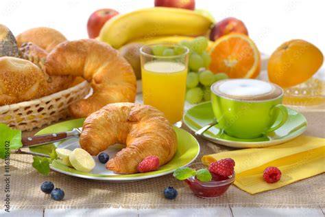 Frühstückstisch mit Croissants, Kaffee und Erdbeer-Rhabarber-Marmelade