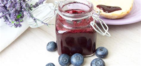 Frühstückstisch mit Honig, Marmelade und frischen Heidelbeeren