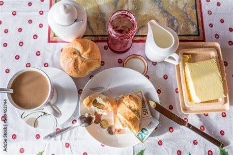 Frühstückstisch mit Kaffee und frisch gebackenen Streuselwecken