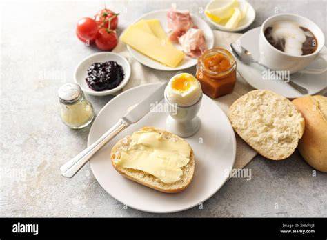 Frühstückstisch mit Kaffeebrot, Butter, Marmelade, Käse und Kaffee