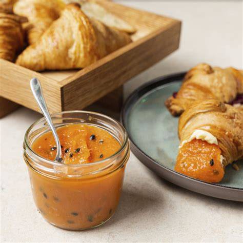 Frühstückstisch mit Passionsfrucht Marmelade