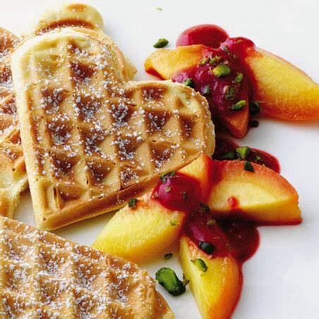 Frühstückstisch mit frisch gebackenen Biskuitwaffeln, Marmelade und Kaffee