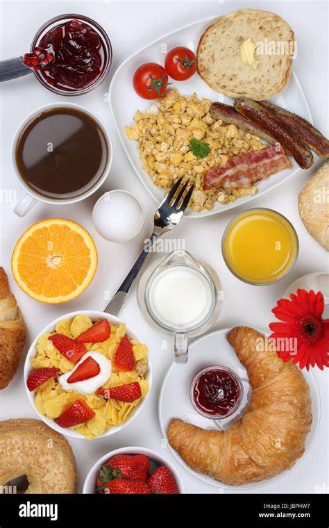 Frühstückstisch mit frischer Marmelade und Früchten
