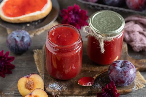 Frühstückstisch mit selbstgemachter Pflaumenmarmelade