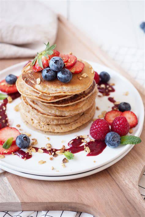 Frühstückstisch mit veganen Apfelmus-Pancakes und Beeren