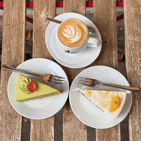 Frühstücksvariation und Kuchen im Café Schoko und Wein Zwingenberg