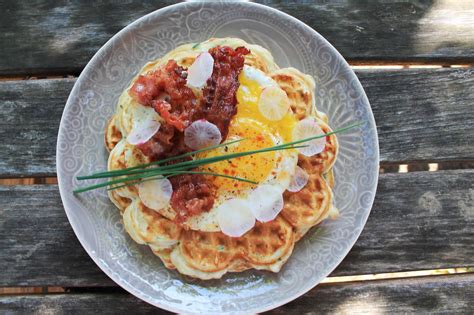 Frühstückswaffeln mit Bacon und Spiegelei