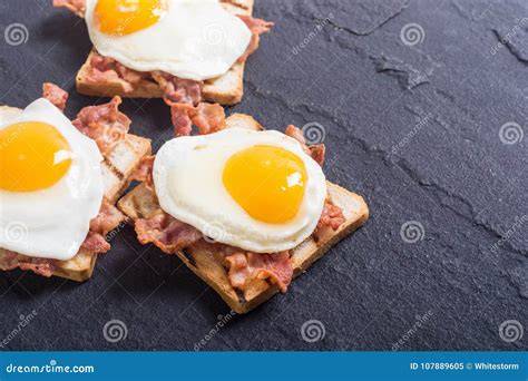 Frühstückswaffeln mit Speck, Spiegeleiern und Kräutern