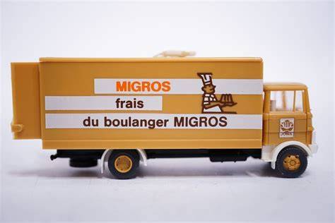 Frühzeitige Schokoladenproduktion bei Migros (JOWA, Fabrikbilder, Werbeplakate)