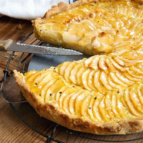Französische Apfeltarte mit Fächer aus Apfelscheiben und Stern-Plätzchen-Deko
