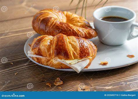 Französische Boulangerie mit Croissants und Kaffee