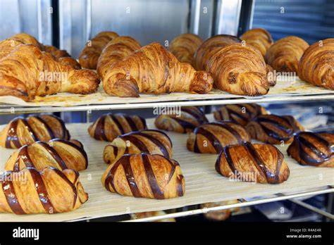 Französische Croissants und Preisaufschläge an der Theke