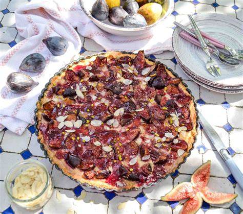 Französische Feigentarte mit Mandelcreme, mit glänzendem Himbeergelee bestrichen