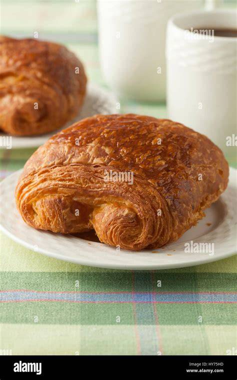 Französische Frühstückskultur mit Croissant