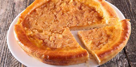 Französische Kuchenvielfalt auf einem Tisch - Tarte au sucre, Quatre-quarts und weitere Klassiker