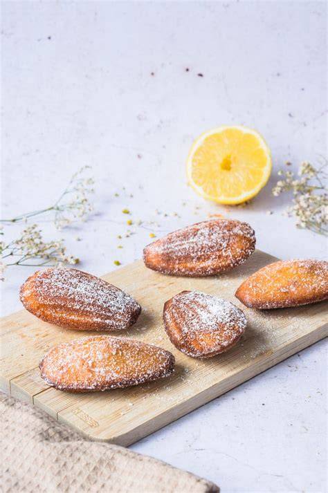Französische Madeleines mit Mokka-Schokolade verziert auf einer Platte