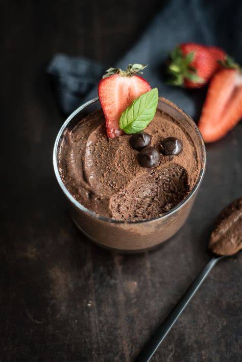 Französische Mousse au Chocolat mit frischen Zutaten