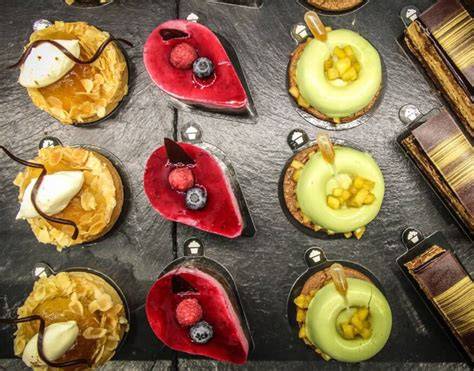 Französische Pâtisserie mit Eiscremekreationen