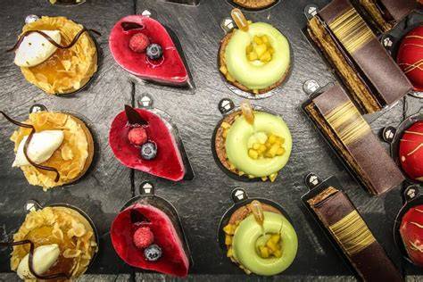 Französische Tartes und Törtchen, kunstvoll garniert und angerichtet