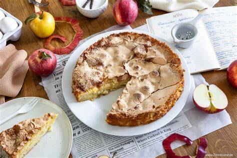 Französischer Apfelkuchen frisch aus dem Ofen mit Mandel-Topping