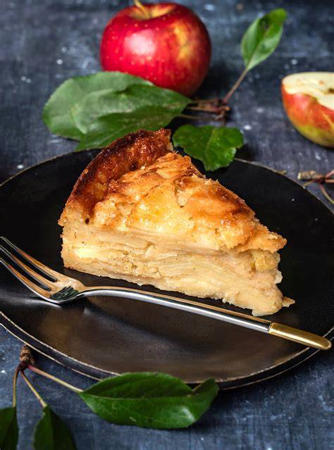 Französischer Apfelkuchen mit Mandel-Topping auf einem Teller