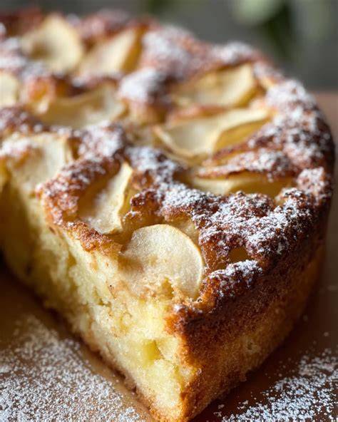 Französischer Apfelkuchen serviert