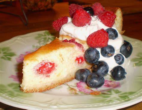Französischer Savarin-Kuchen mit frischen Beeren und Schlagsahne