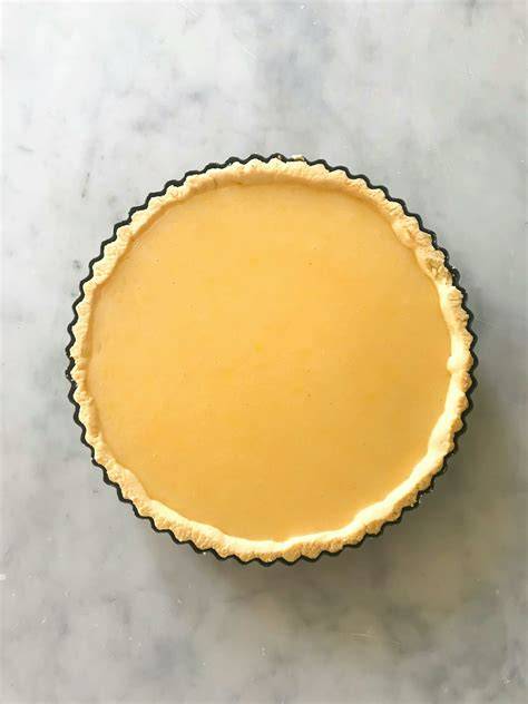 Französischer Tarteboden aus Mürbeteig im Backprozess