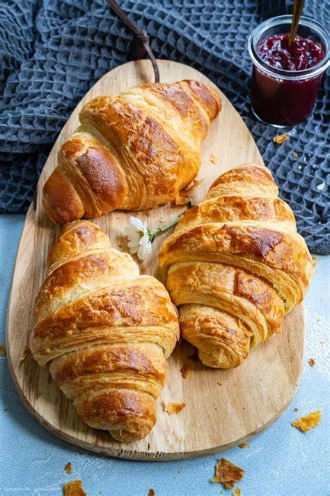 Französisches Croissant frisch gebacken mit blättriger Krume