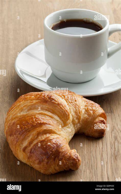 Französisches Frühstück: Croissant, Marmelade, Kaffee