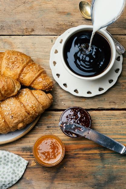 Französisches Frühstück: Croissants, Marmelade, Milchkaffee