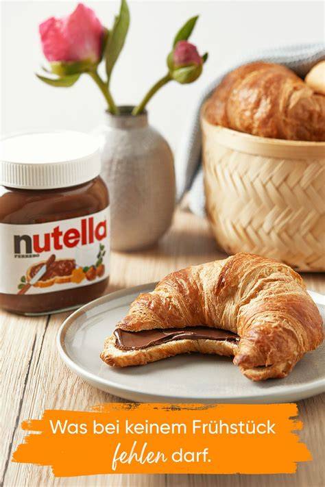 Französisches Frühstück mit Nutella Produkten