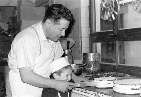 Franz Leupoldt als Kind in der Backstube