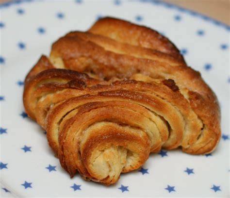Franzbrötchen auf einem Teller