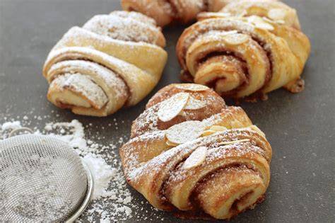 Franzbrötchen mit Marzipan auf Backblech, Detail der typischen Form