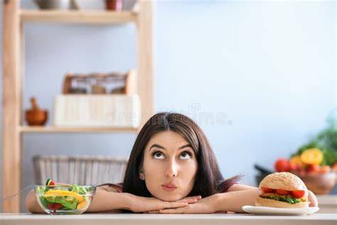 Frau mit Croissant und gesundem Salat