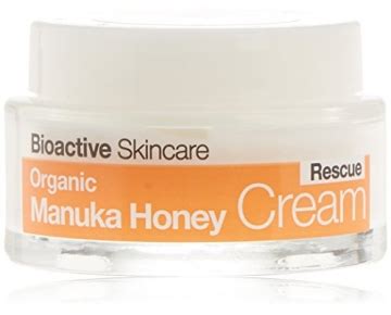 Frau trägt Manuka Honig Creme auf das Gesicht auf
