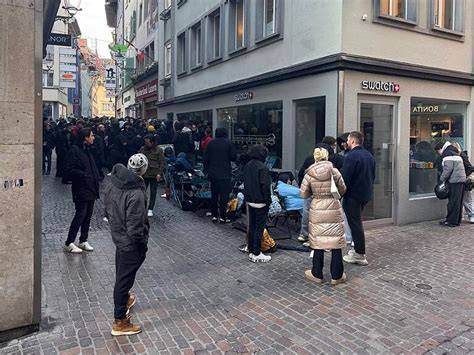 Fraunholz Werkverkauf Schlange vor dem Laden