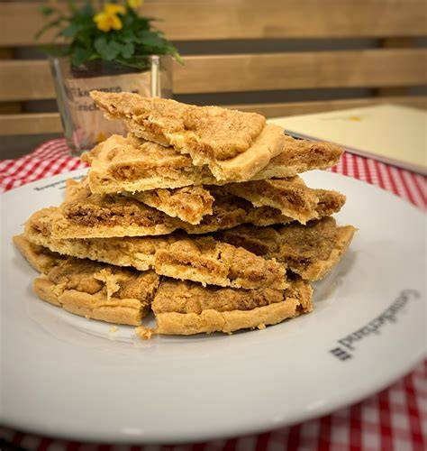 Freiburger Mehlrost-Kuchen auf Holztisch