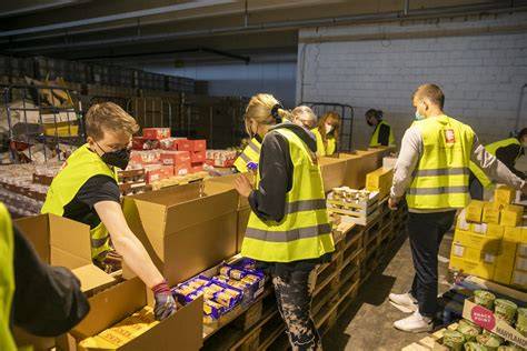 Freiwillige packen Wundertüten für Senioreneinrichtungen