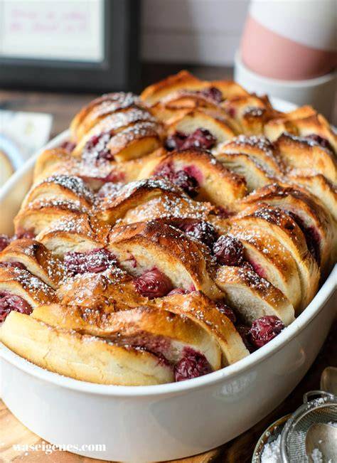 French Toast Auflauf in der Auflaufform, serviert mit Kirschen und Ahornsirup