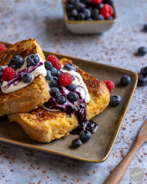 French Toast mit Beeren und Minze