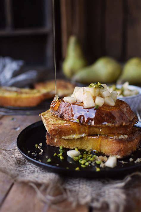 French Toast mit Birnen und Schokolade angerichtet