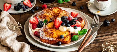 French-Toast-Variante aus Croissant-Toast, garniert mit Beeren